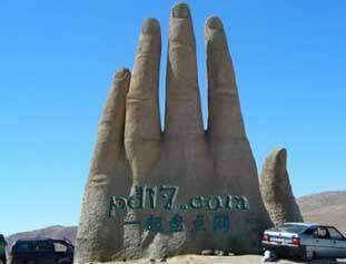 世界上怪异的雕像Top8：沙漠的手