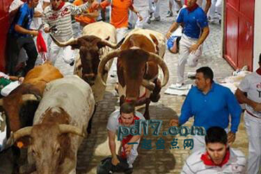 世界上最奇葩的节日Top8：潘普洛纳奔牛节