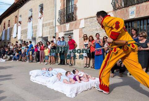 世界上最危险的节日Top8：西班牙Castrillo村婴儿跳跃